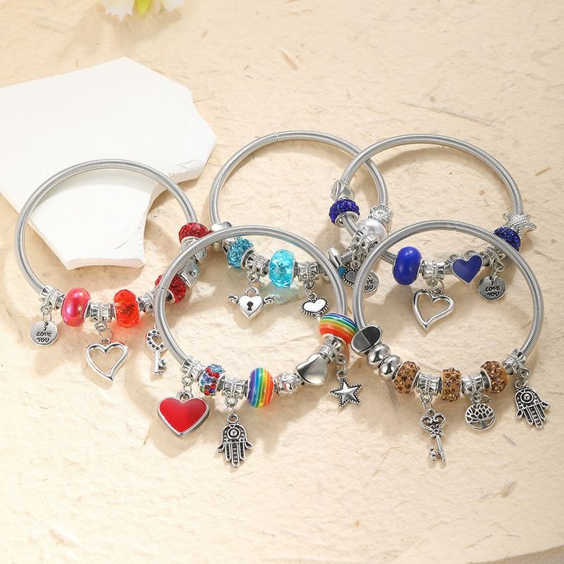 Bracelets jonc souples en acier style Pandora arborent des perles colorées et des pendentifs assortis en forme de cœur, de clé et de main de Fatma