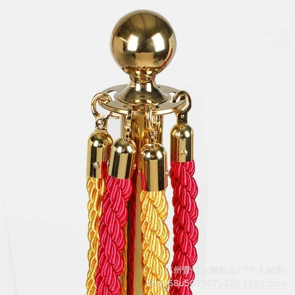 Corde de barrière rouge torsadée (ou cordon pour potelet de guidage) dotée de crochets métalliques dorés à chaque extrémité.