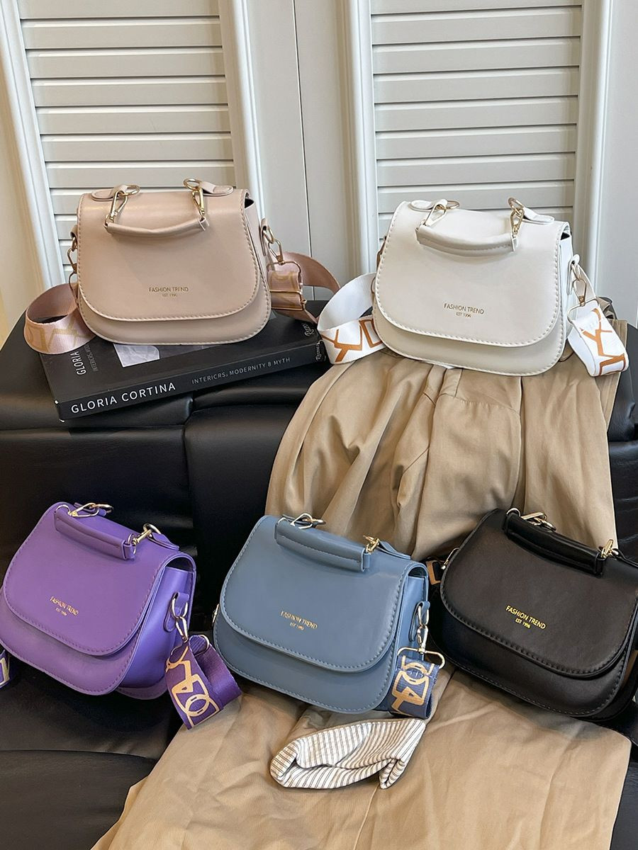 Sac à main de type besace avec l'inscription "FASHION TREND". Nouveau sac à bandoulière tendance pour femme