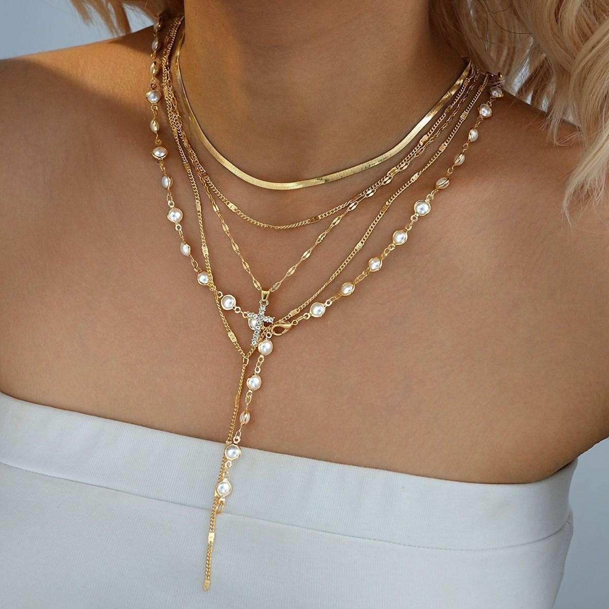 Collier féminin élégant avec fleurs ornées de strass