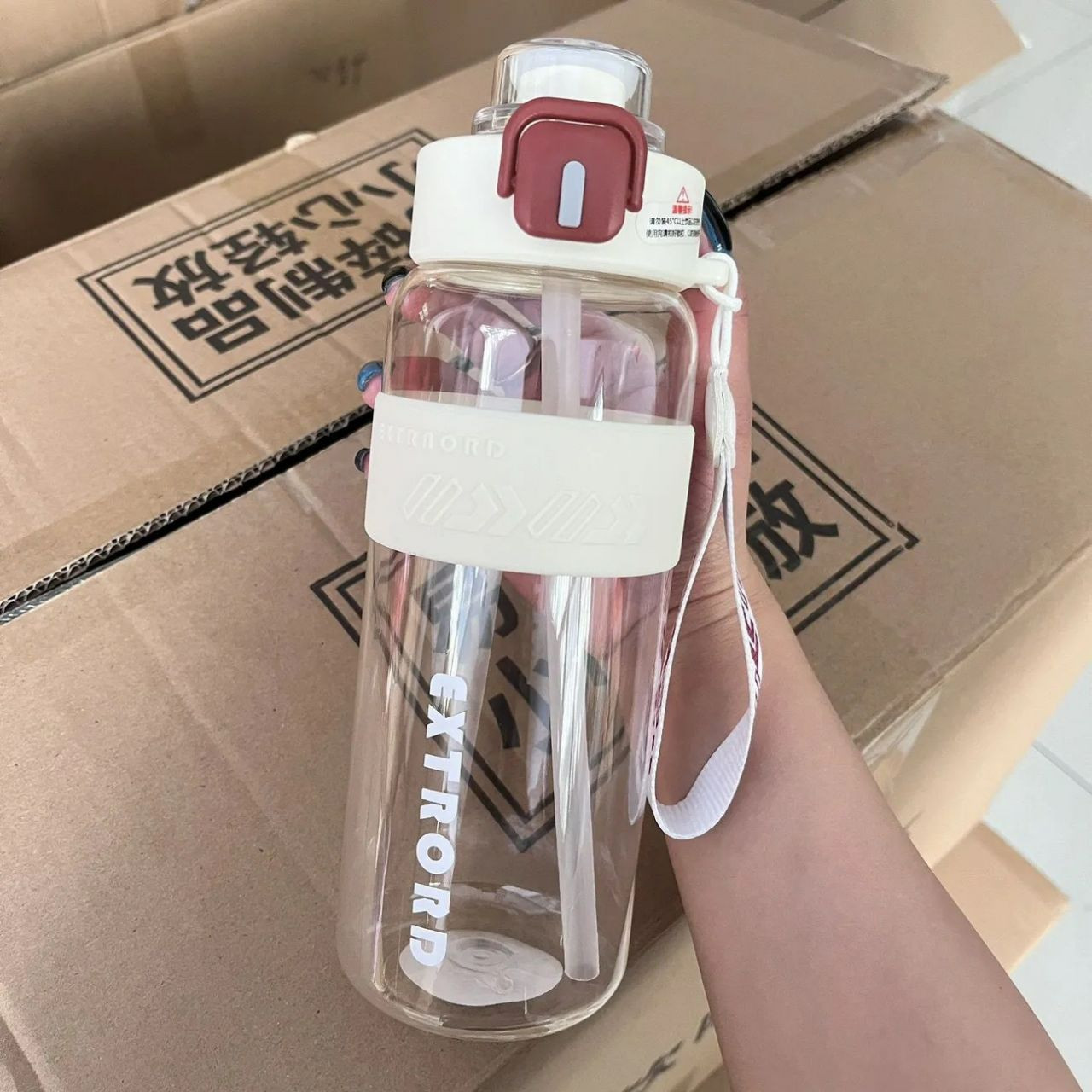 Bouteilles d'eau de sport en plastique sont équipées d'un couvercle à rebond sécurisé et d'une paille pour boire facilement.