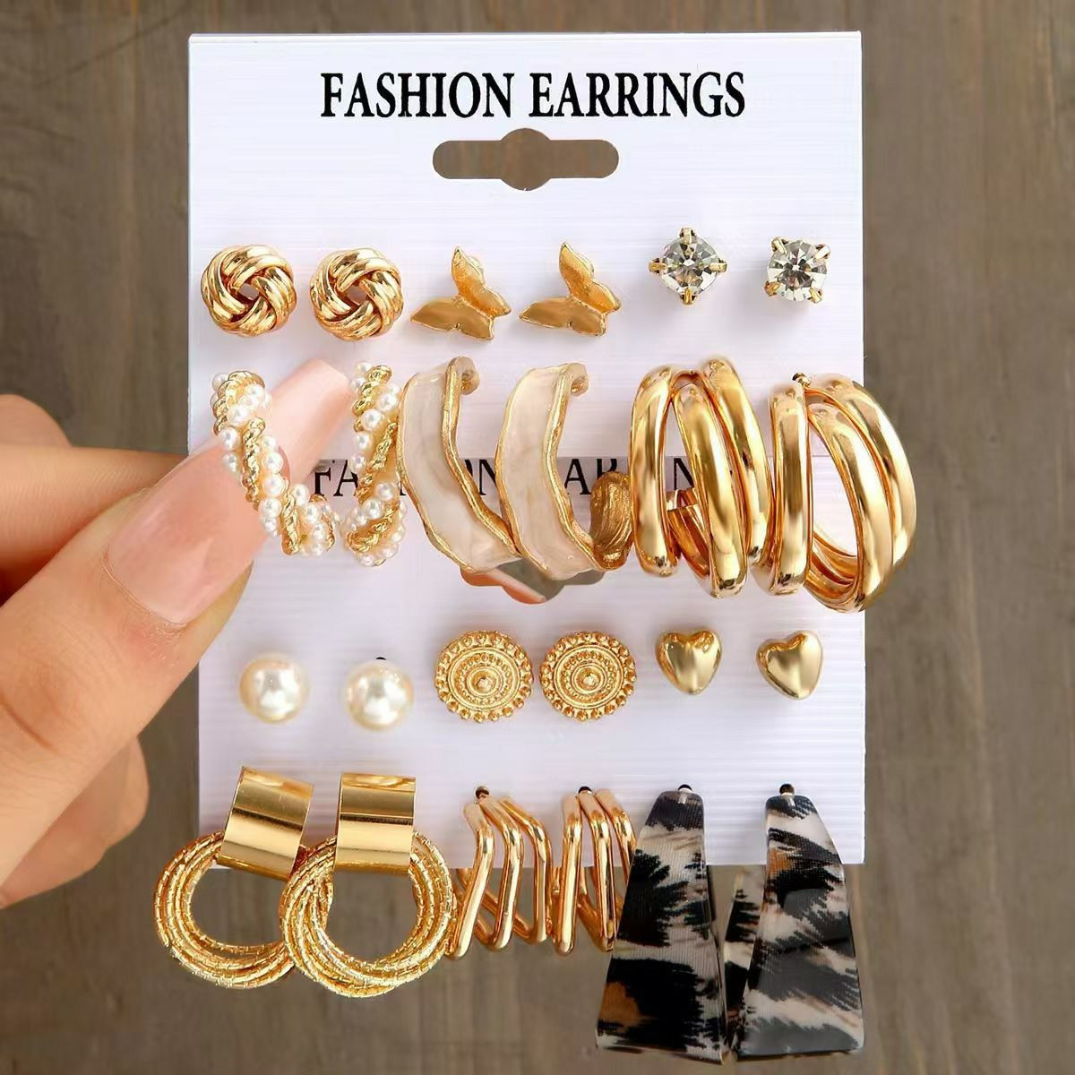 Un ensemble de 12 et 11 paires de boucles d'oreilles en alliage de zinc, résine métal ornées de perles