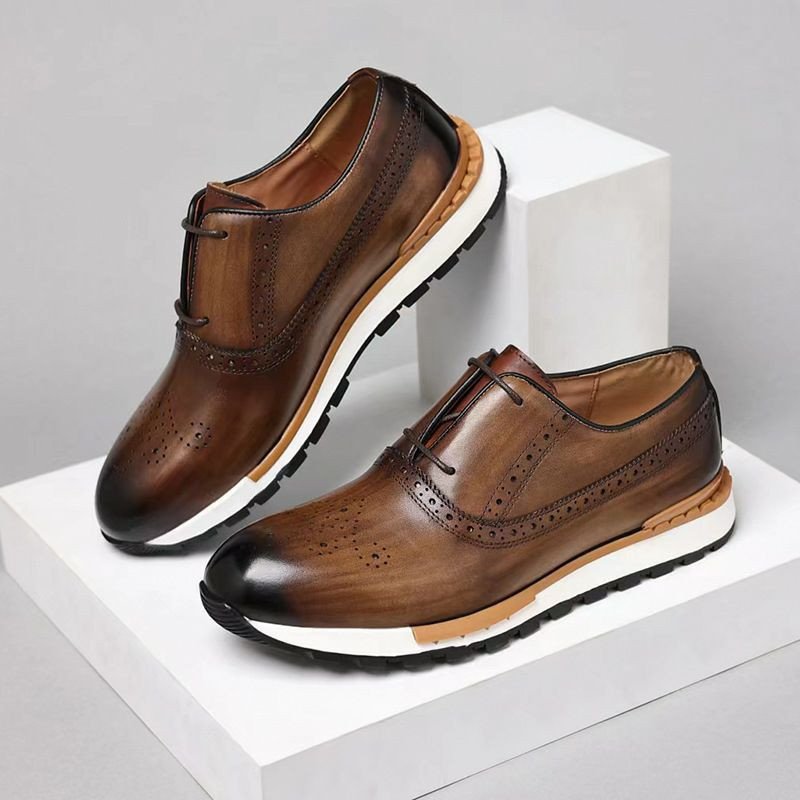 Chaussures décontractées pour hommes, disponibles en marron, noir, vert et bordeaux, sont souvent décrites comme des baskets en cuir de style Oxford ou Derby, avec des semelles en caoutchouc blanc